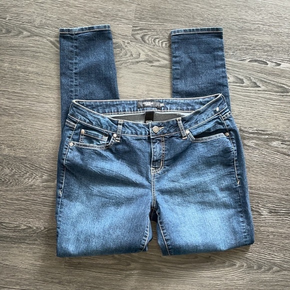 Sz12T Torrid classic skinny vintage medium wash. EUC - Picture 2 of 8